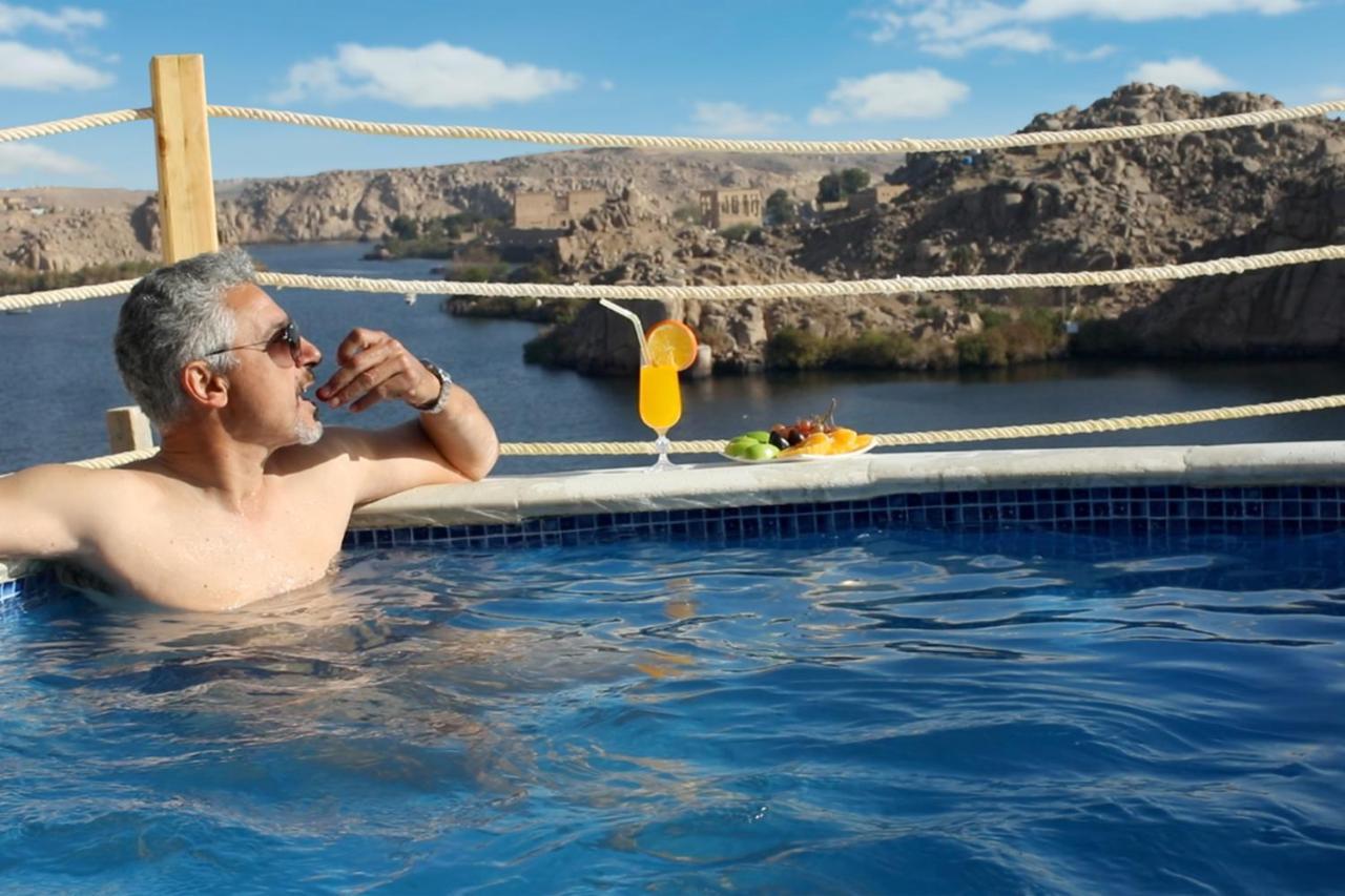 Benben By Dhara Hotels - Adults Only Ασουάν Εξωτερικό φωτογραφία A man relaxing in a swimming pool