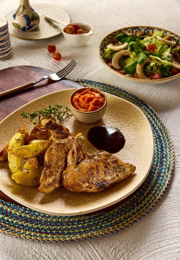 Benben By Dhara Hotels - Adults Only Ασουάν Εξωτερικό φωτογραφία A plate of chicken and potatoes